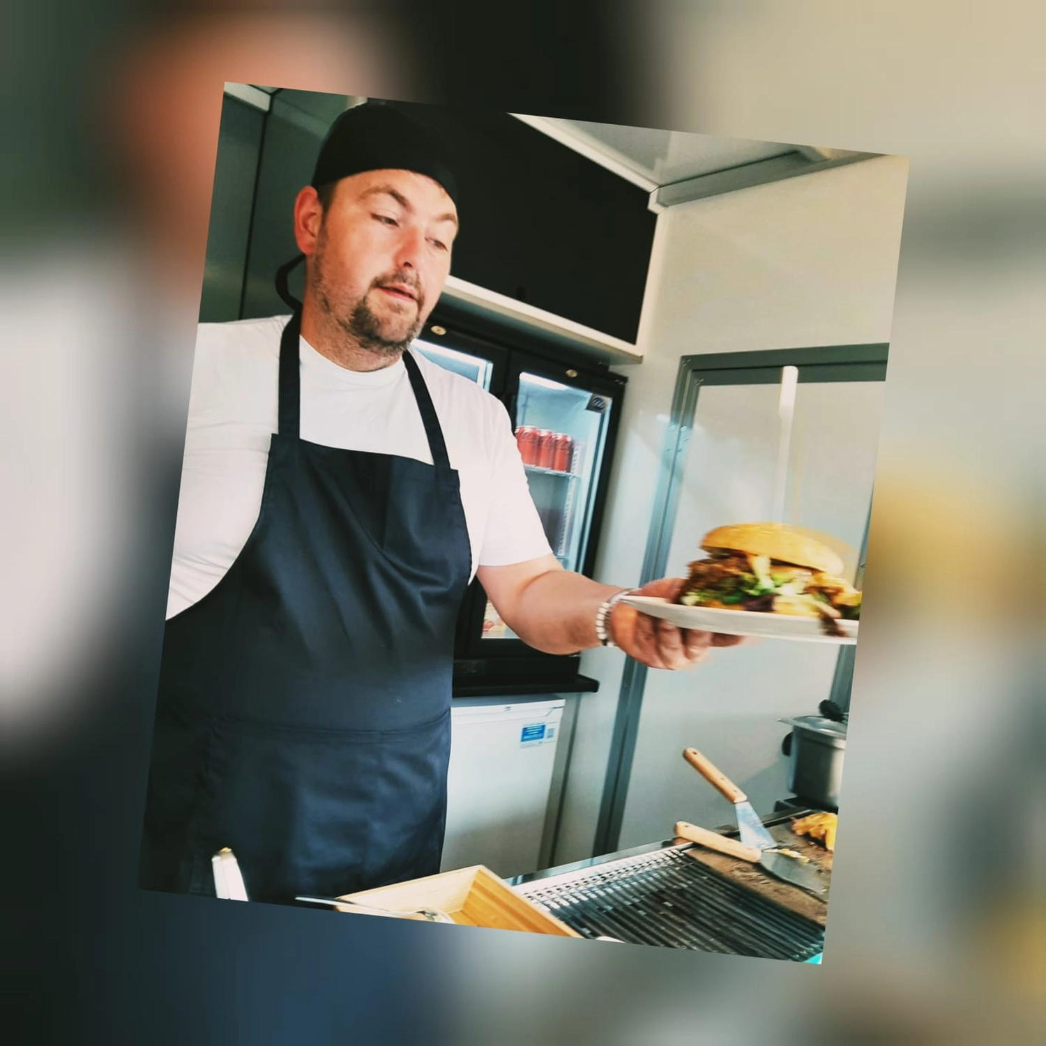 Dat Maatnn - Gastronomie - Koch, der an einem Imbissstand arbeitet