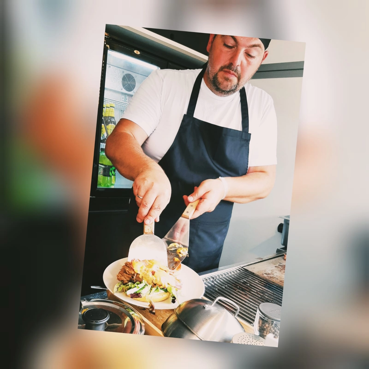 Dat Maatnn - Gastronomie - Koch, der an einem Imbissstand arbeitet