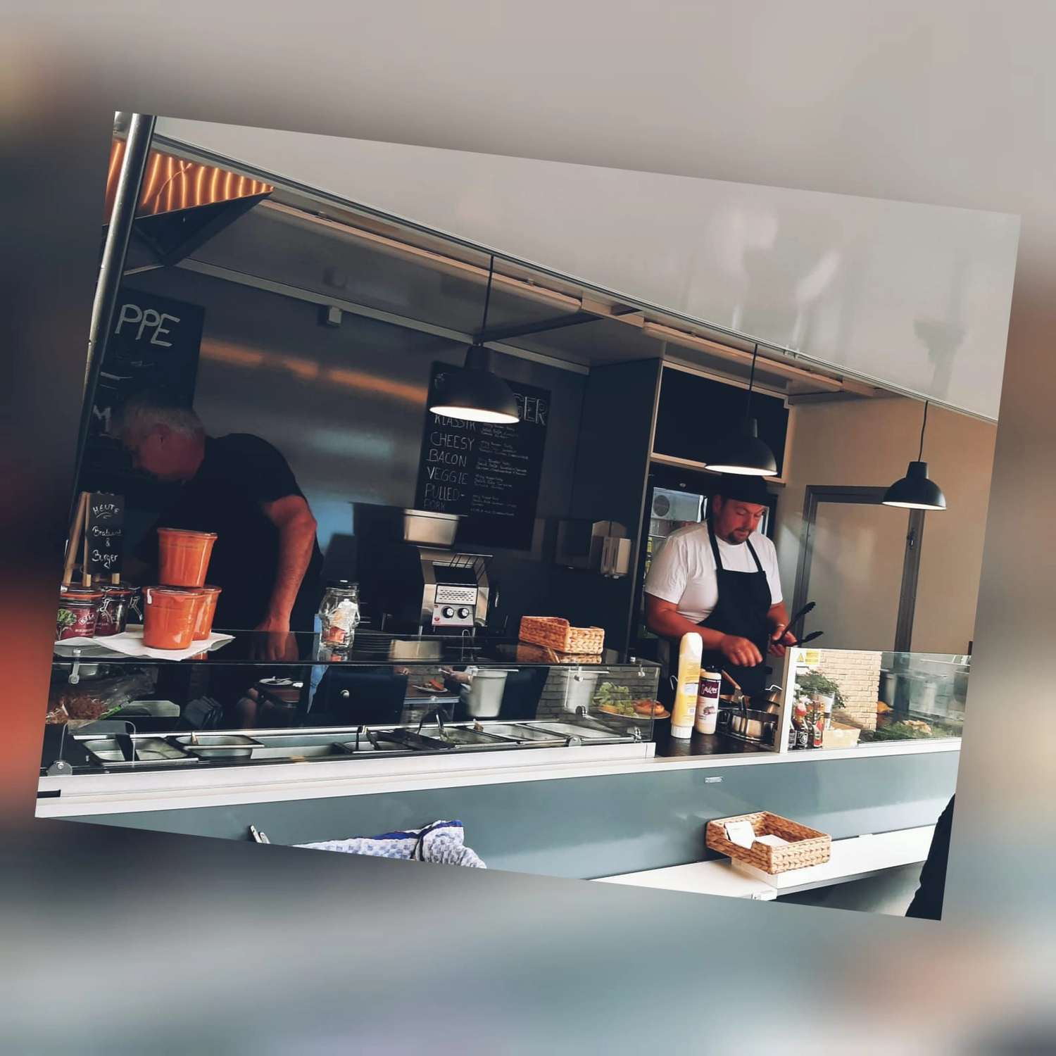 Dat Maatnn - Gastronomie - Koch, der an einem Imbissstand arbeitet