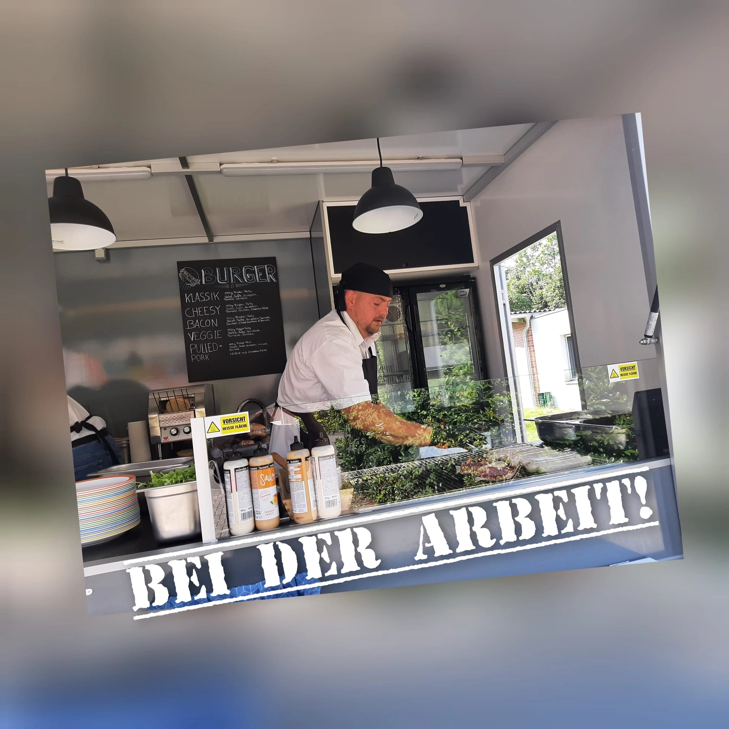 Dat Maatnn - Gastronomie - Koch, der an einem Imbissstand arbeitet